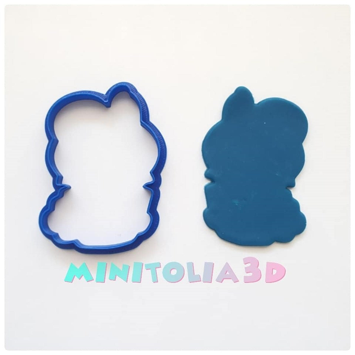 Kupa Tutan Erkek Çocuk