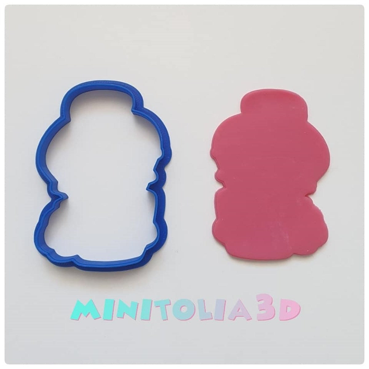 Kupa Tutan Kız Çocuk