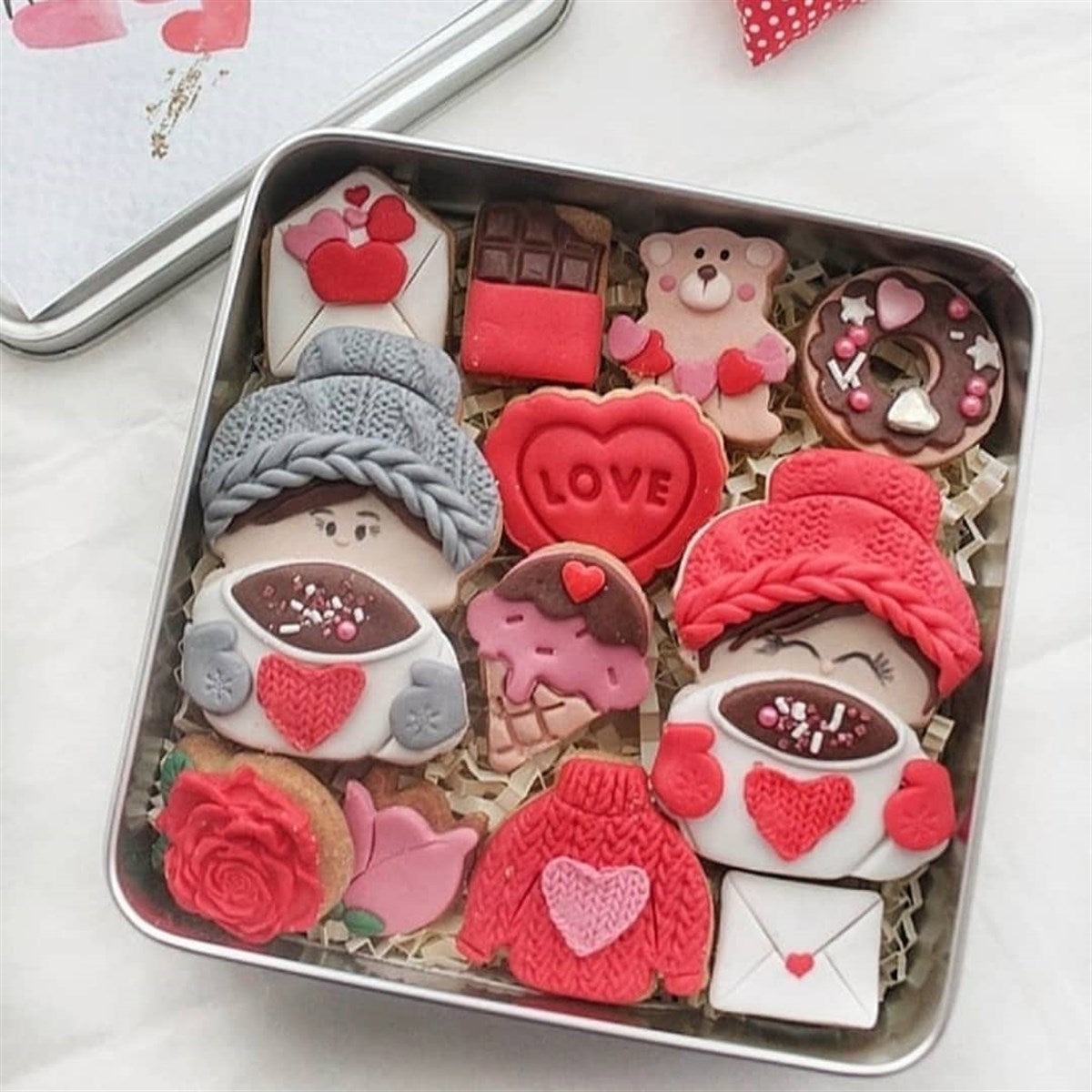 Kupa Tutan Kız Çocuk