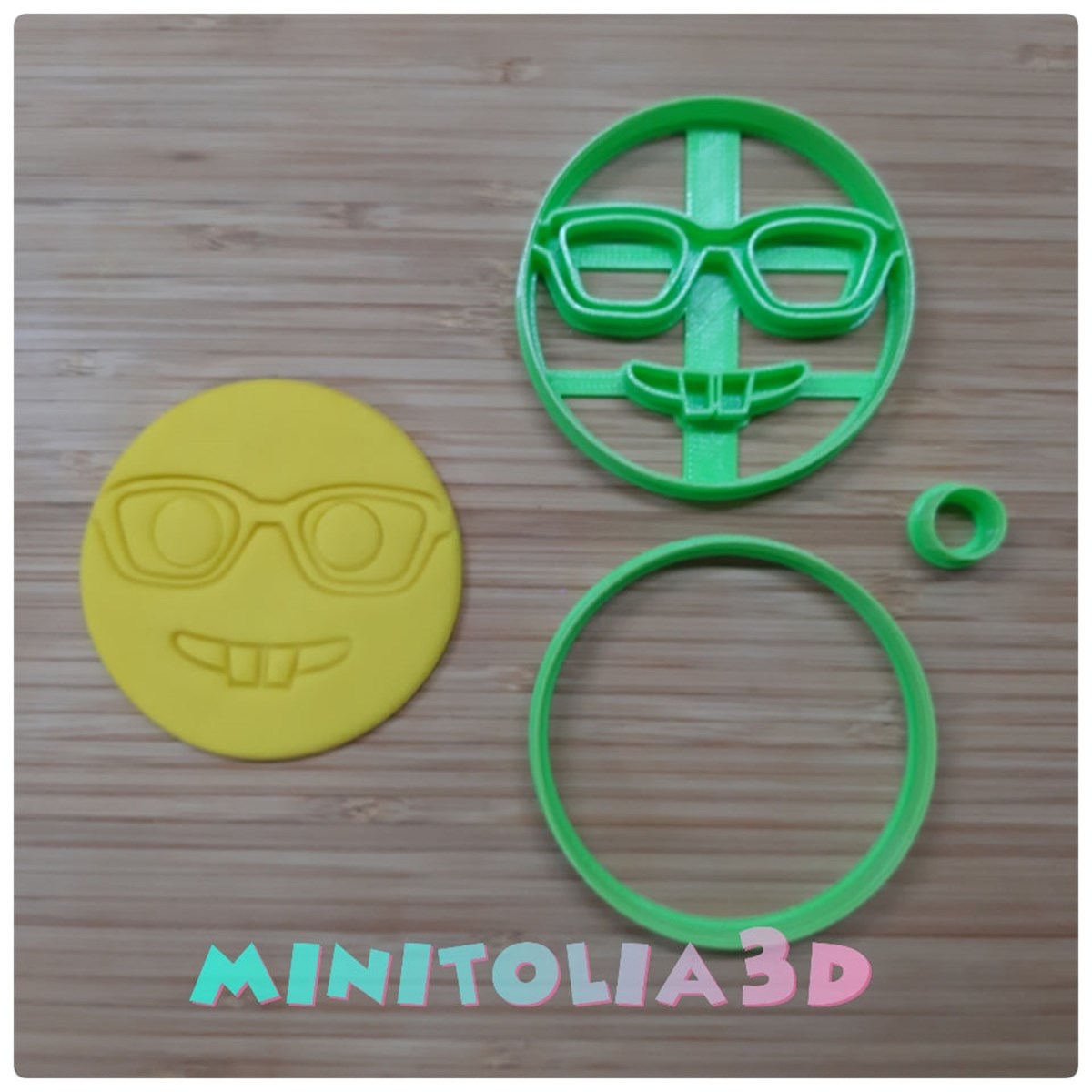 Whatsapp Gözlüklü Emoji