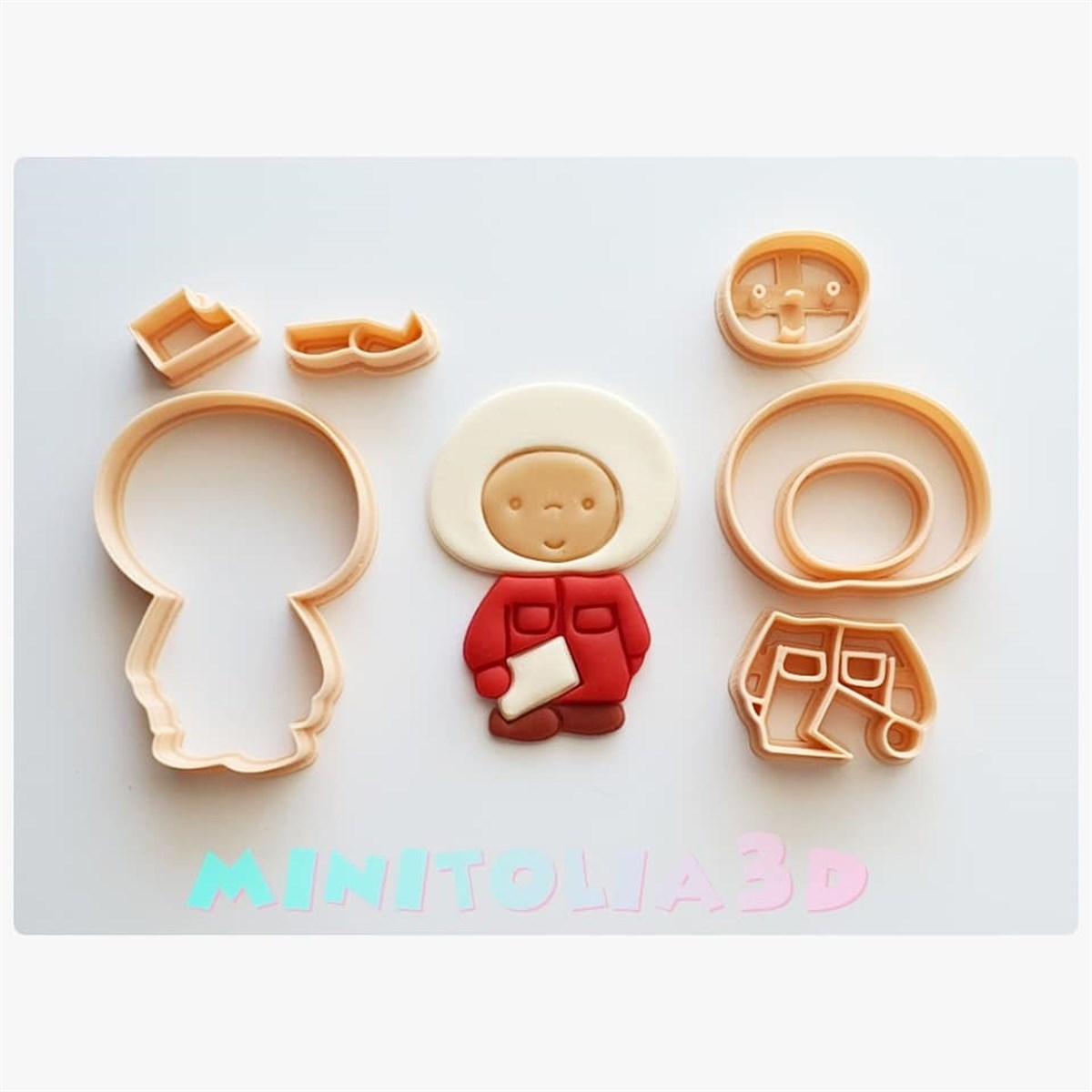 Paltolu Erkek Çocuğu